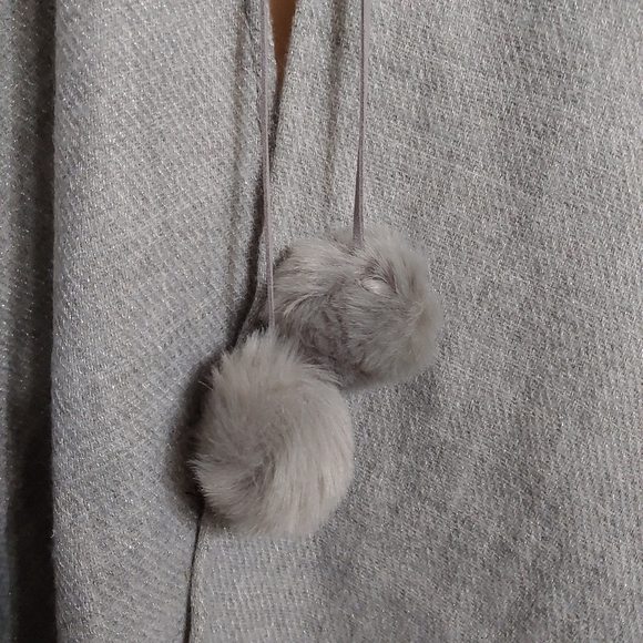 Andrew Marc Light Gray Flint Poncho Shawl Size Women's One Size NEW with Tags - Picture 4 of 10